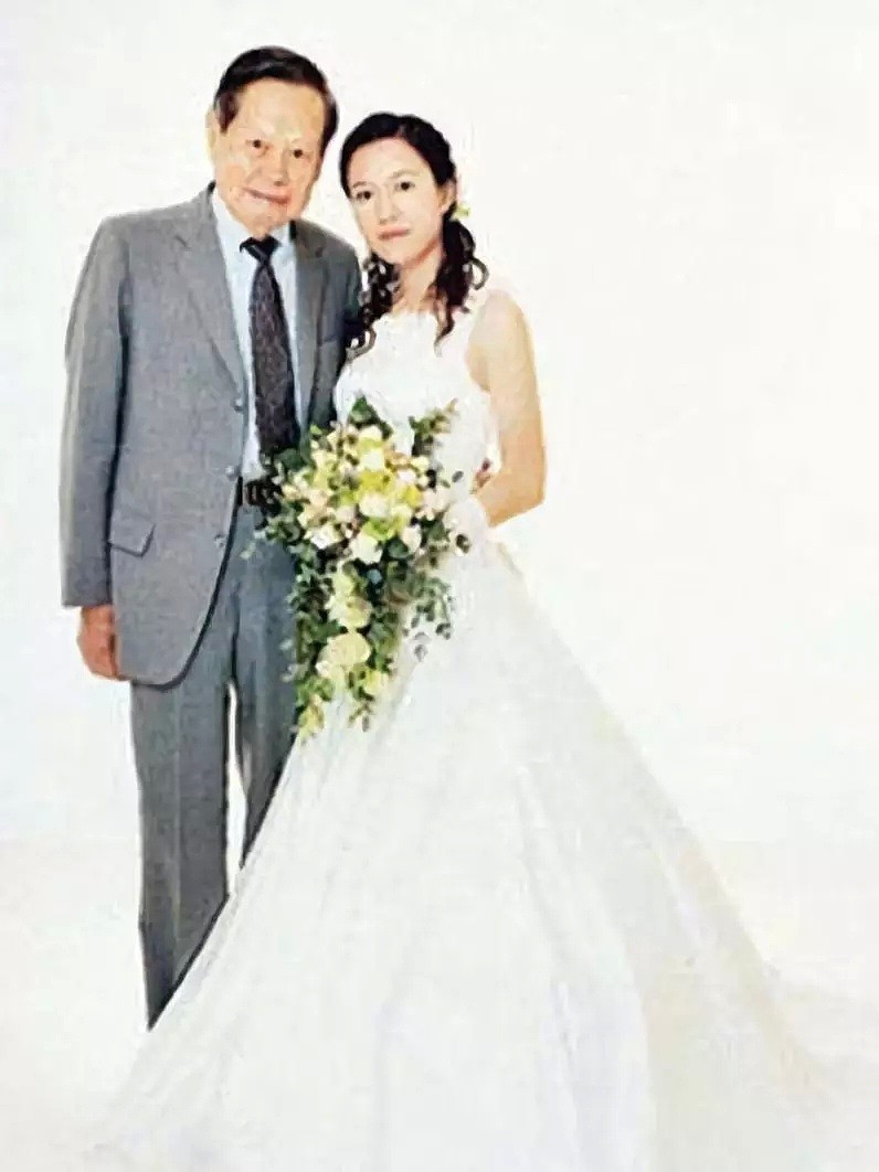 她28岁时就嫁给了82岁著名的华裔物理学家，这15年都经历了什么？如今成这般模样...（组图） - 7