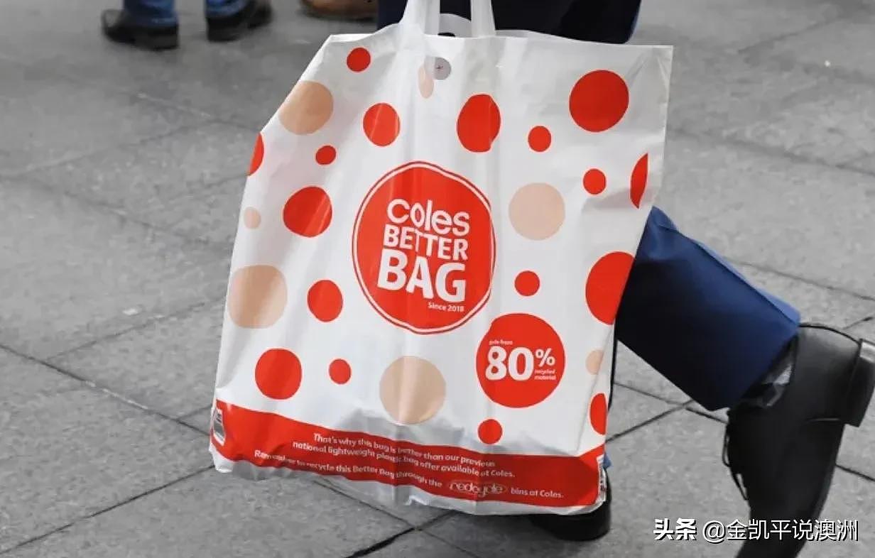 这是什么土嗨时尚 澳洲人把3大巨头超市塑料袋玩出“巴黎时装周”既视感！（组图） - 5