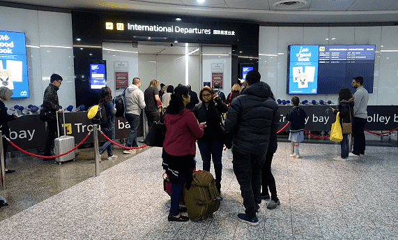 “回国太难了”，多名华人澳洲机场被拒登机！引领事馆介入，航空公司却这么说...（组图） - 1