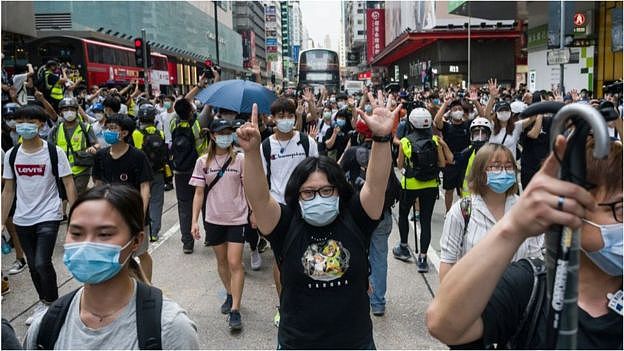 中国人大审议香港新《国安法》时，香港街头再现抗议。