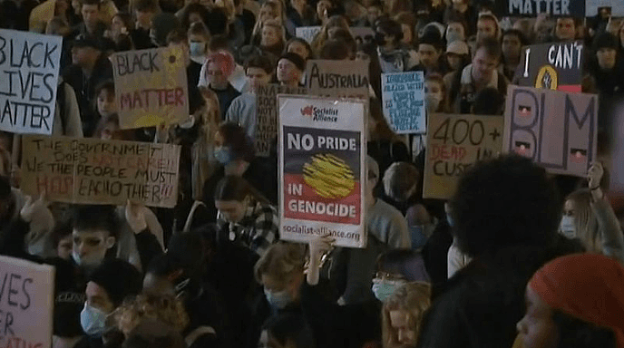 澳首府CBD爆发千人示威游行！美国暴力执法愤怒蔓延，抗议者：“也为了土著人群”（组图） - 3