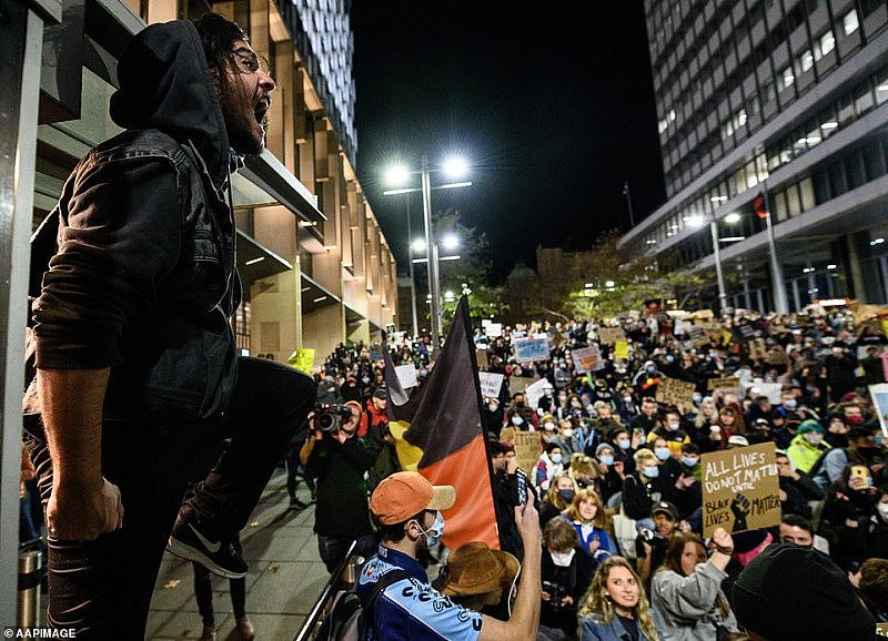 “我无法呼吸！”超3000人涌入悉尼CBD，抗议美国警方暴力执法！防暴警队出动（组图） - 2