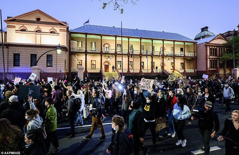 “我无法呼吸！”超3000人涌入悉尼CBD，抗议美国警方暴力执法！防暴警队出动（组图） - 7