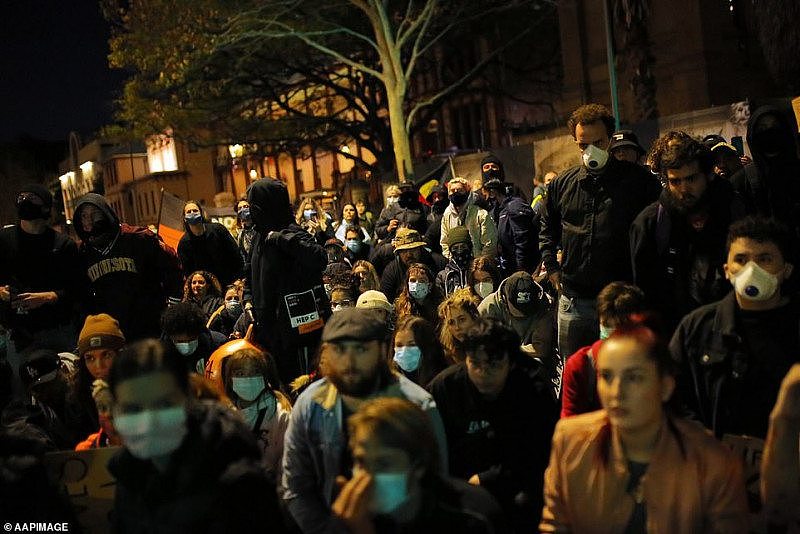 “我无法呼吸！”超3000人涌入悉尼CBD，抗议美国警方暴力执法！防暴警队出动（组图） - 12