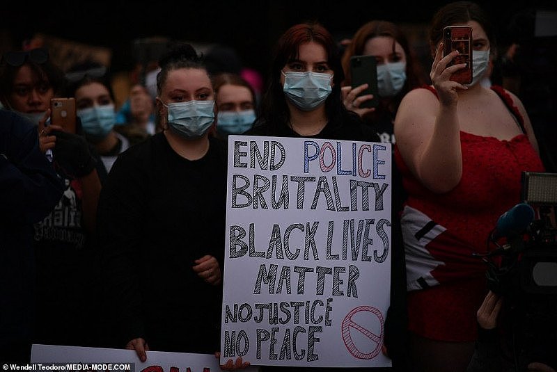 “我无法呼吸！”超3000人涌入悉尼CBD，抗议美国警方暴力执法！防暴警队出动（组图） - 16