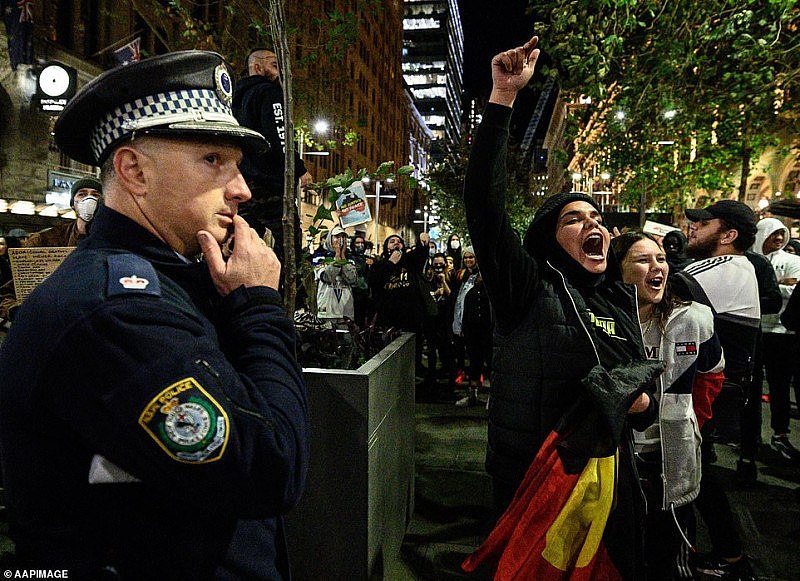 “我无法呼吸！”超3000人涌入悉尼CBD，抗议美国警方暴力执法！防暴警队出动（组图） - 14
