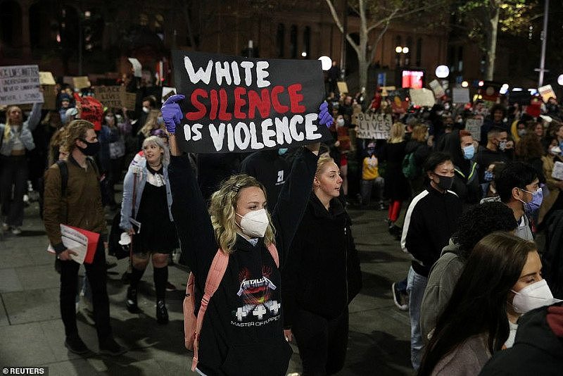 “我无法呼吸！”超3000人涌入悉尼CBD，抗议美国警方暴力执法！防暴警队出动（组图） - 17