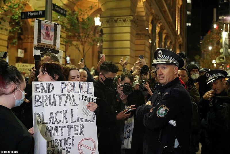 “我无法呼吸！”超3000人涌入悉尼CBD，抗议美国警方暴力执法！防暴警队出动（组图） - 19
