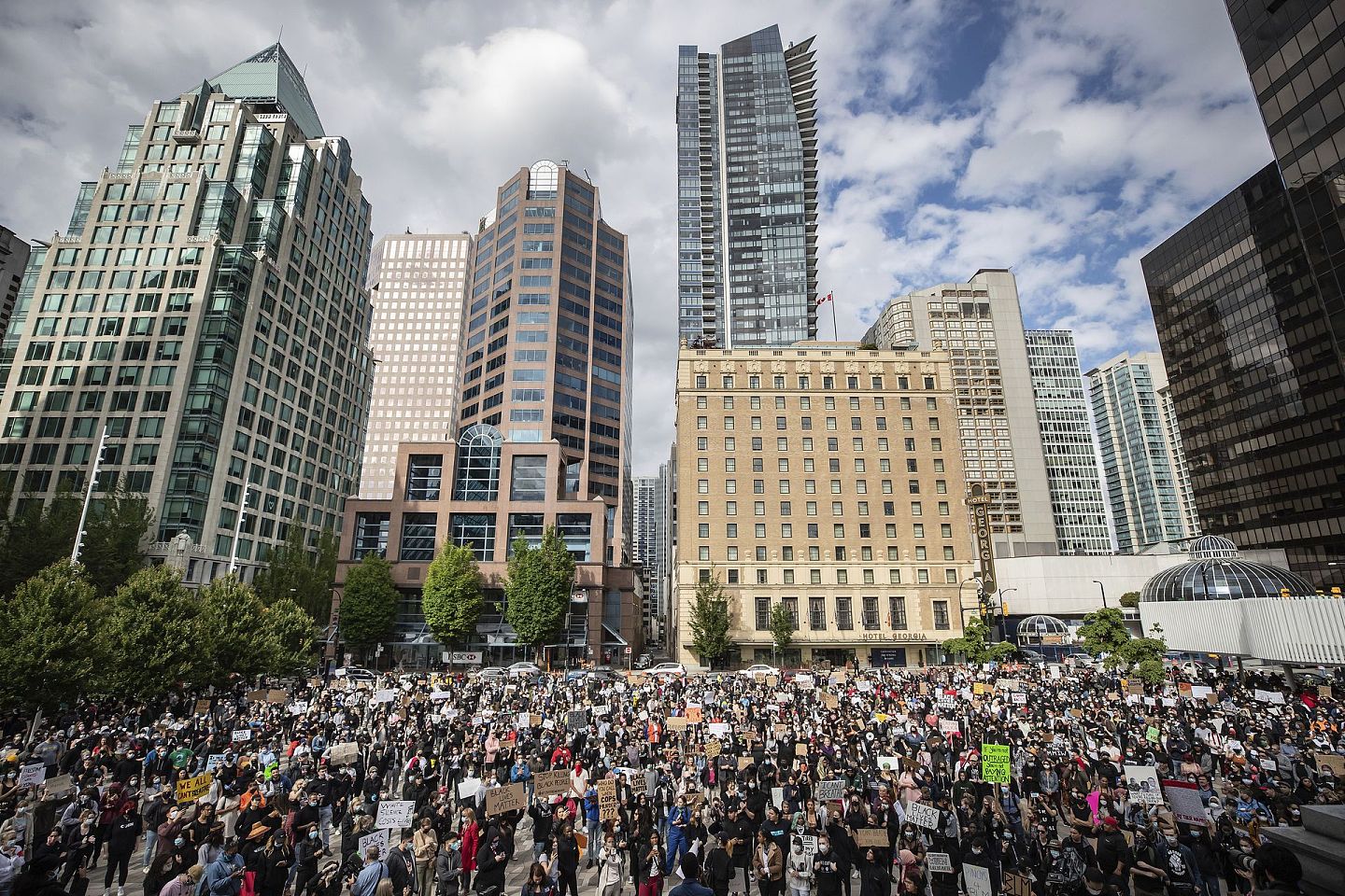 5月31日，成千上万的人聚集在温哥华举行和平示威，支持乔治·弗洛伊德和里吉斯·科钦斯基-帕奎特，抗议种族主义、不公正和警察暴行。（AP）