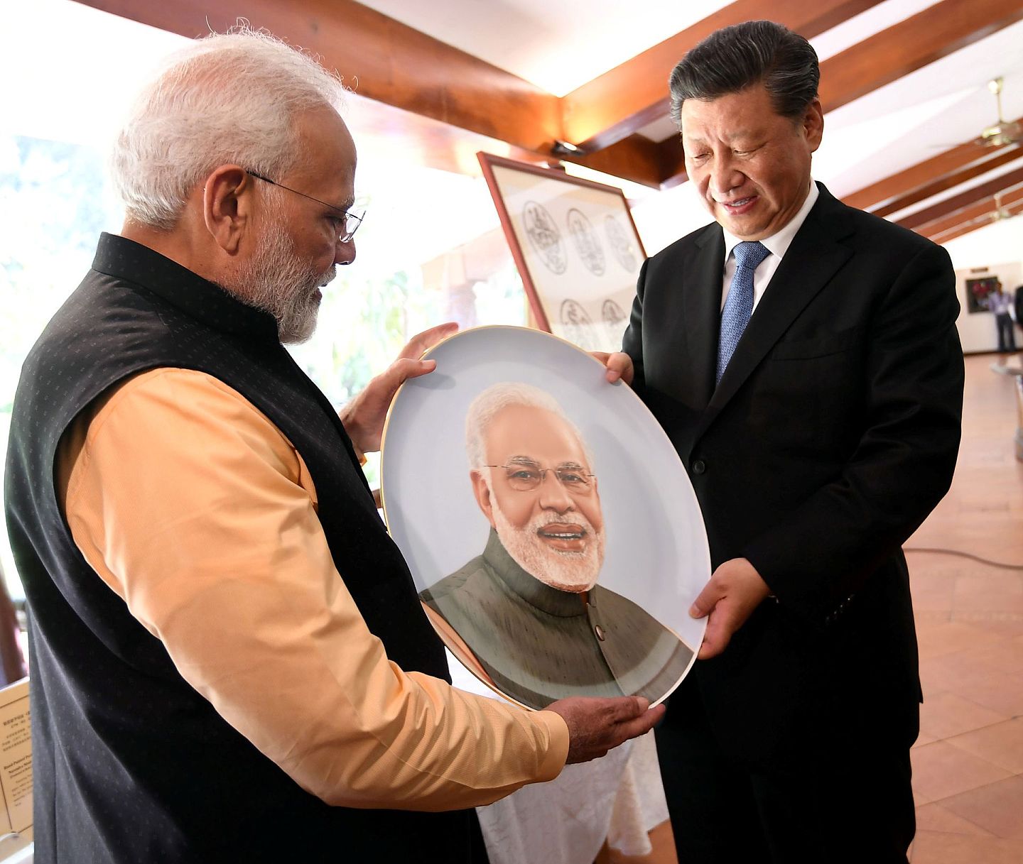 2019年10月12日，中国国家主席习近平出访印度的第二天，与印度总理莫迪互赠礼物。（Reuters）
