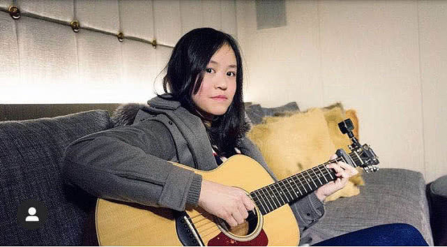 刘銮雄17岁女儿家中弹吉他，豪宅曝光，生活奢华令人惊叹（组图） - 16
