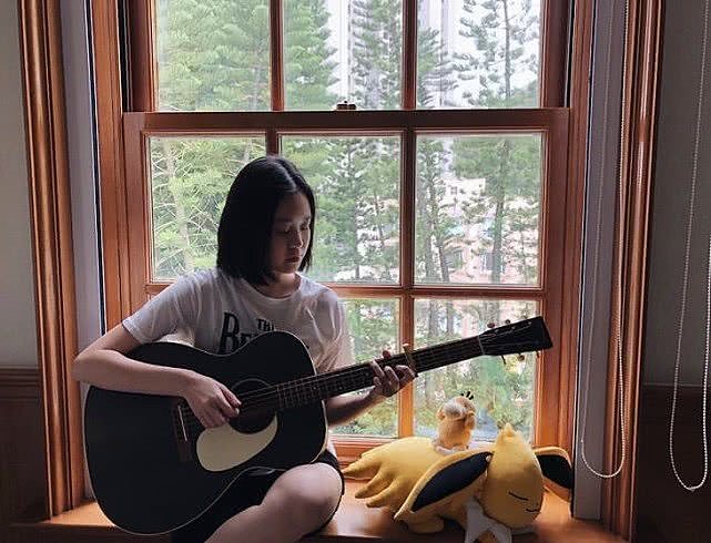 刘銮雄17岁女儿家中弹吉他，豪宅曝光，生活奢华令人惊叹（组图） - 18