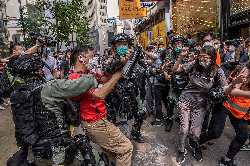 上周三，香港，警察与示威者发生冲突。