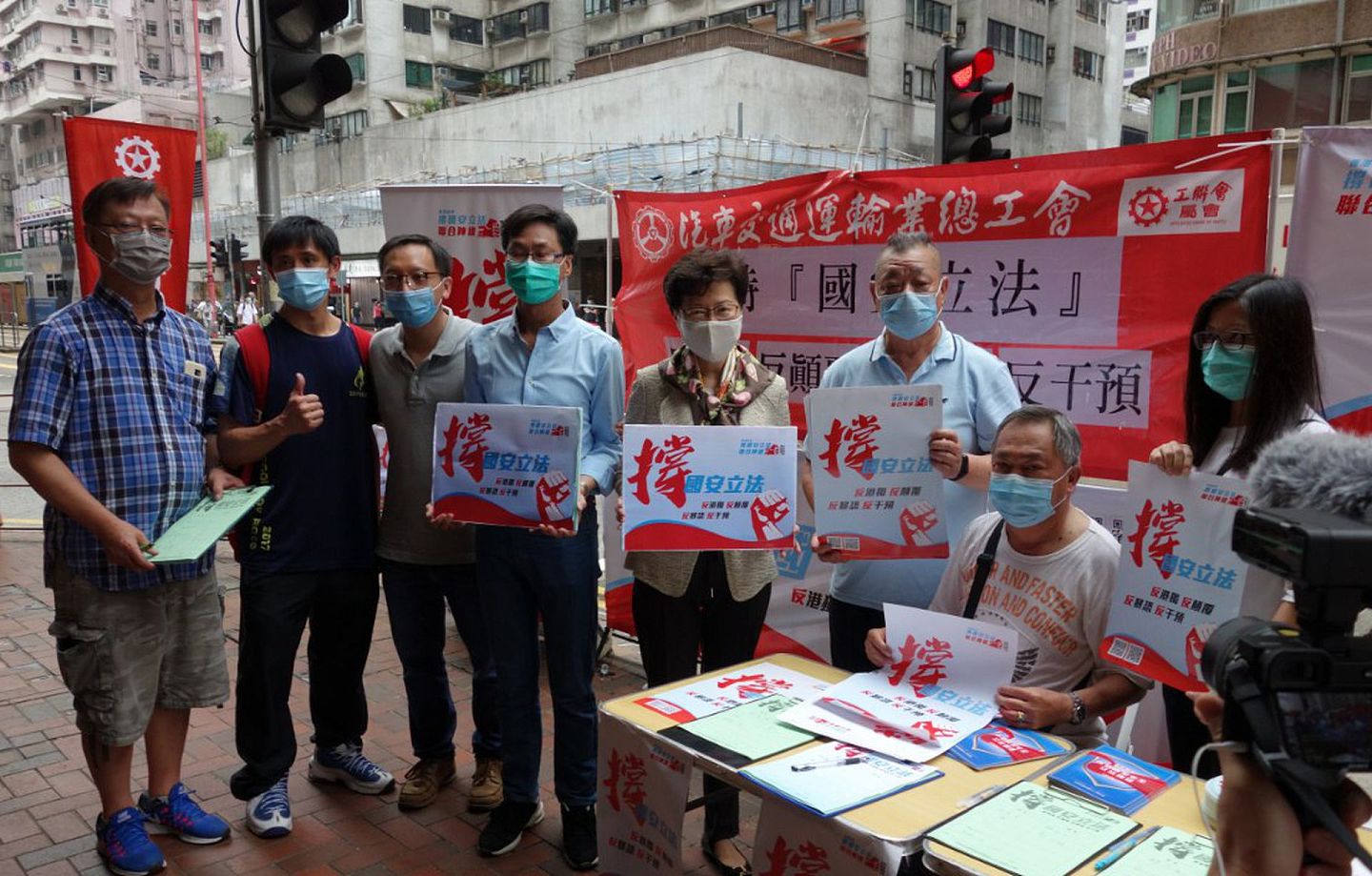 当地时间5月28日，香港特首林郑月娥（左五）现身街头签名撑“港版国安法”。（微博@环球网）
