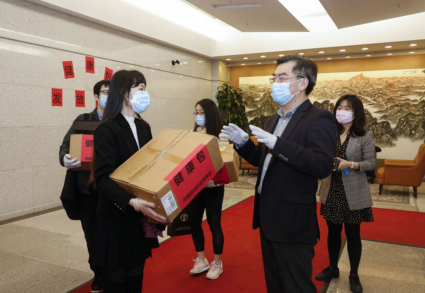 3月30日，中国驻纽约总领馆为中国留学生发放“健康包”。（新华社）