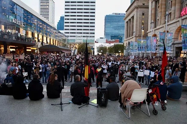 抗议之火蔓延！2000名澳人走上街头，加入示威活动，警察暴力执法风波席卷全球，澳洲也曾有过“我无法呼吸”... - 11