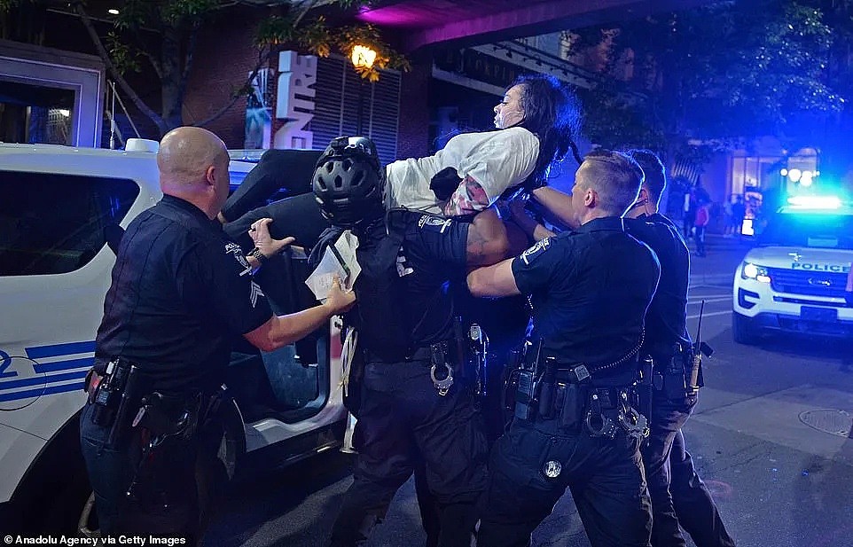 疯狂！全美暴动恐怖进一步升级，示威者遭枪杀，香奈儿Gucci被抢空，华人店主哀嚎（组图） - 55