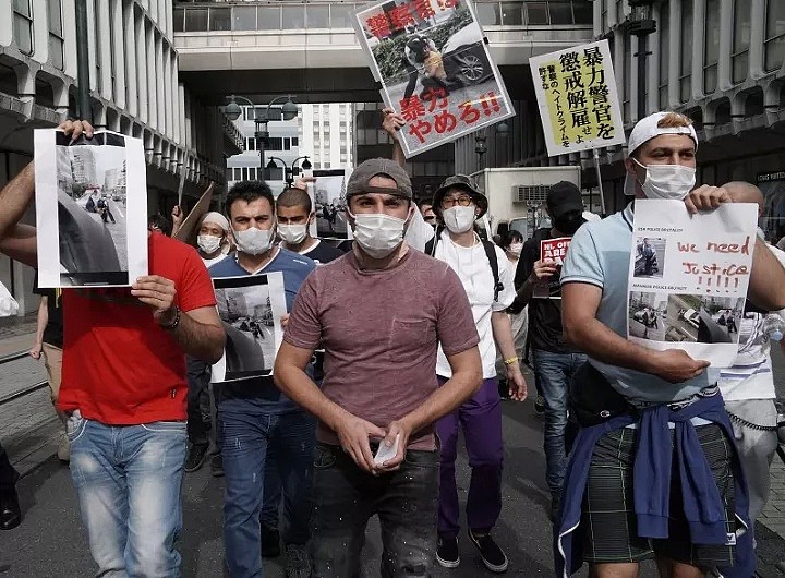 日本也上演“无法呼吸”！外籍男子遭警察暴力执法，引发民众抗议游行！网友说…（组图） - 3