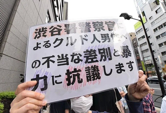 日本也上演“无法呼吸”！外籍男子遭警察暴力执法，引发民众抗议游行！网友说…（组图） - 9
