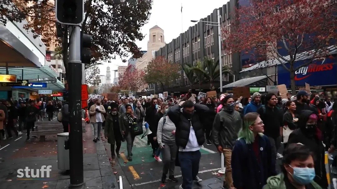 新西兰5000人上街游行，抗议美国暴力执法事件！打砸抢背后，他们展示了暴乱的另一面（组图） - 3