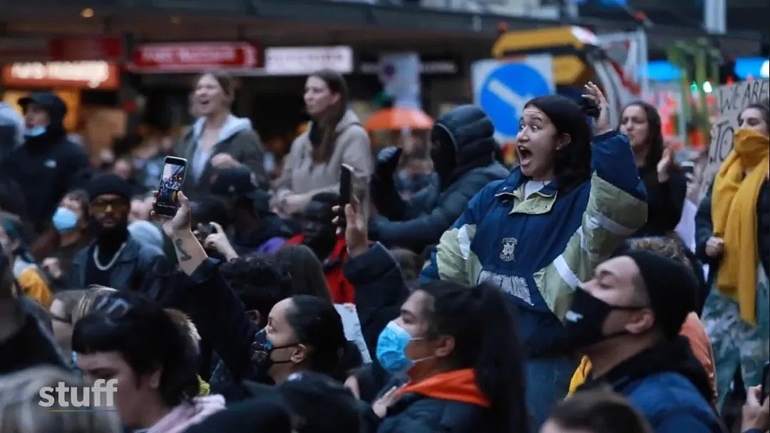 新西兰5000人上街游行，抗议美国暴力执法事件！打砸抢背后，他们展示了暴乱的另一面（组图） - 4