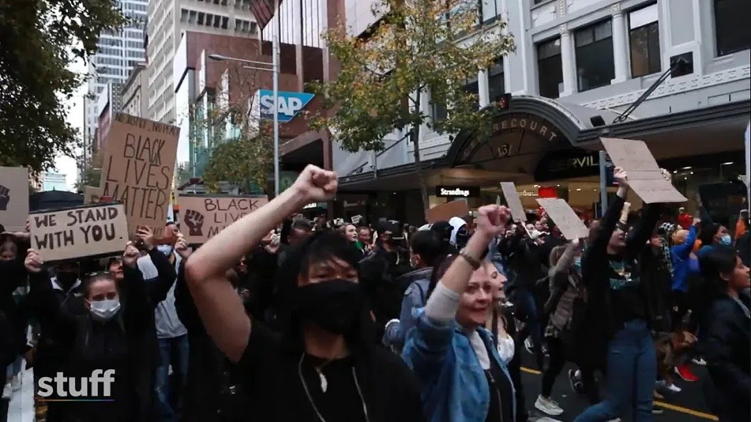新西兰5000人上街游行，抗议美国暴力执法事件！打砸抢背后，他们展示了暴乱的另一面（组图） - 5