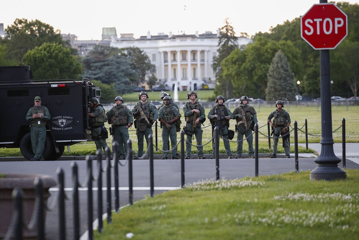 5月31日，来自马里兰州卡尔弗特县警长办公室的执法人员站在华盛顿白宫以南的椭圆形广场上，对示威者保持着警惕。（AP）