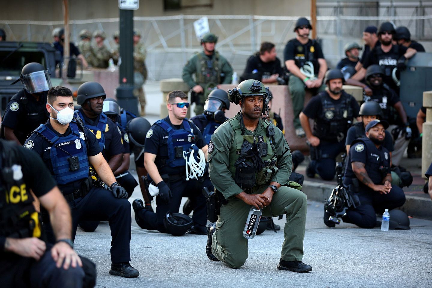 2020年6月1日，美国乔治亚州亚特兰大市中心，警察和抗议者一起跪地抗议。不可否认，这场风波也将影响美国大选局势。（路透社）