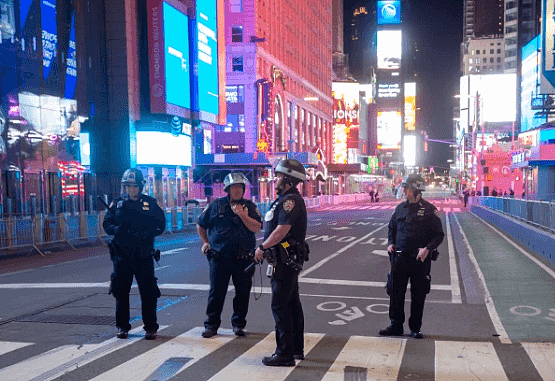 纽约宵禁失控，百老汇变战区，驾车撞警察，枪声大作！华人监控看到自家店前有人分赃...（组图） - 9