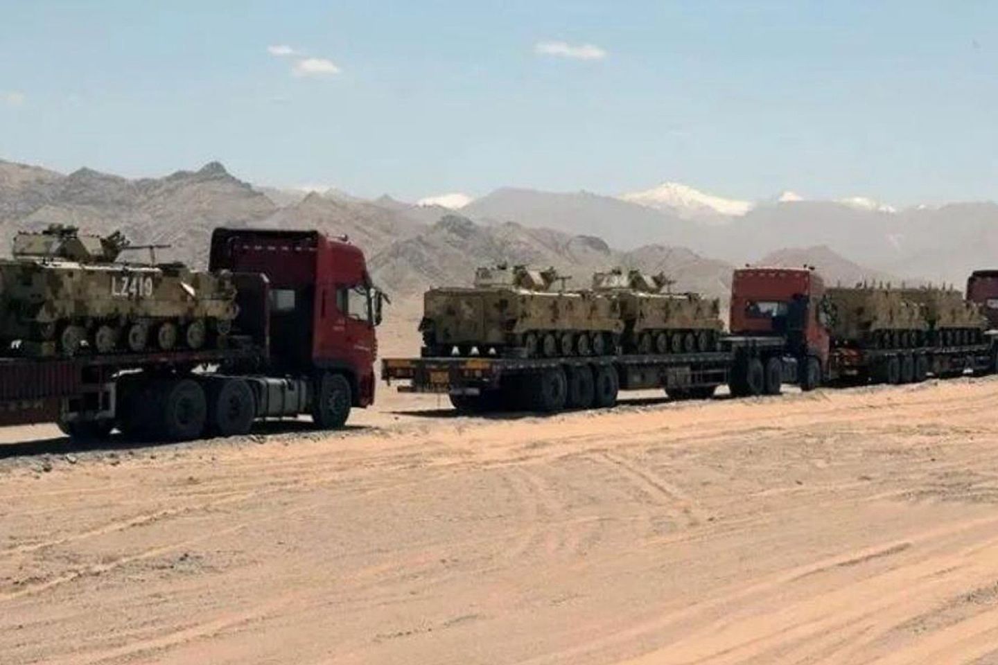 中国空军大批装甲车被运送至青藏高原。（微博@空军新闻）
