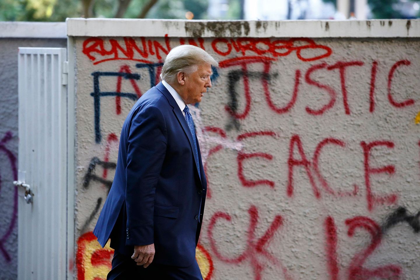 6月1日，特朗普前往华盛顿圣约翰圣公会教堂演讲前，经过被示威者涂鸦的墙壁。（AP）