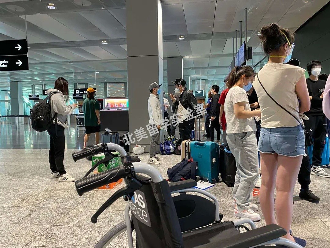 心酸！22名留学生滞留苏黎世机场，他们同时举出了中国护照！（组图） - 6