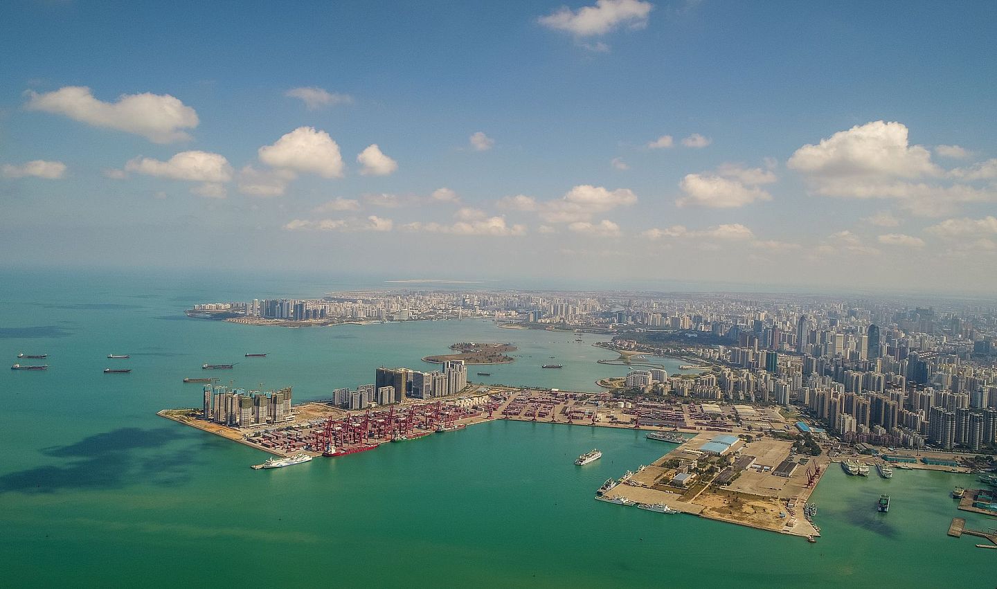 海南岛优良港口众多。图为2019年2月6日俯瞰位于海南省的海口秀英港码头。（视觉中国）