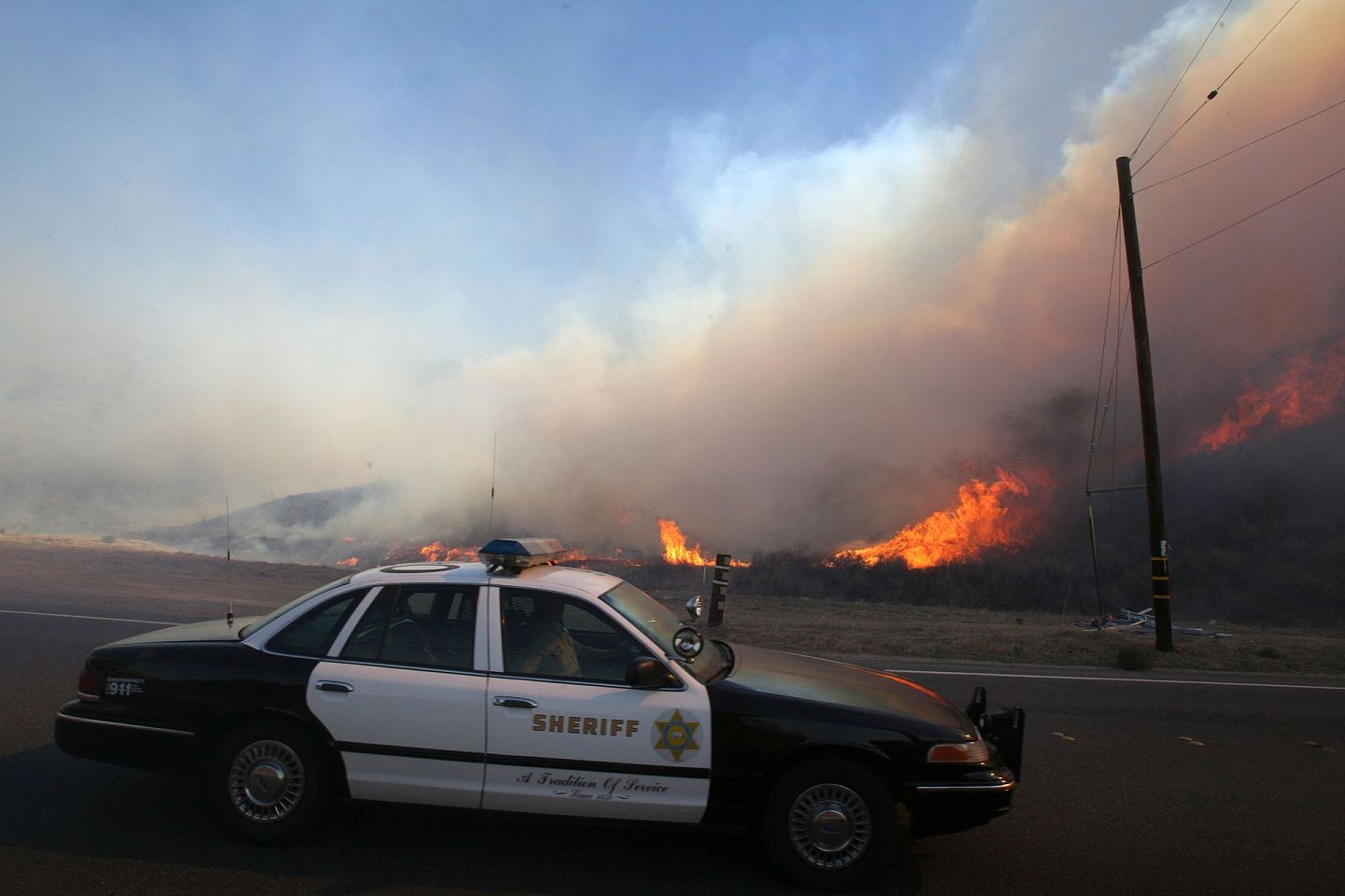 南加州一个县警局的警车在山火现场。（Getty Images）