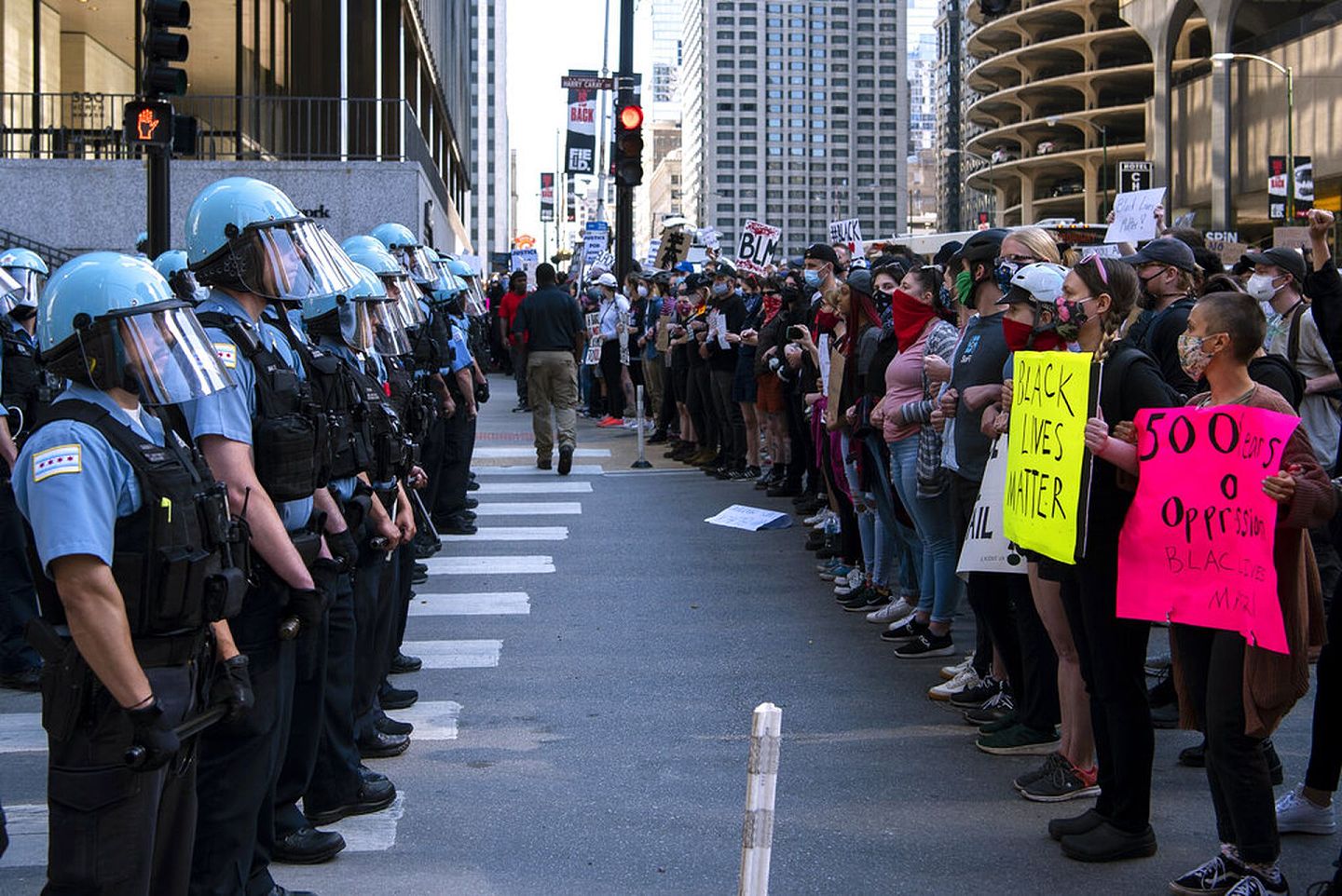 芝加哥的民众5月30日上街抗议，图为示威者与警方在大街上对峙。（AP）
