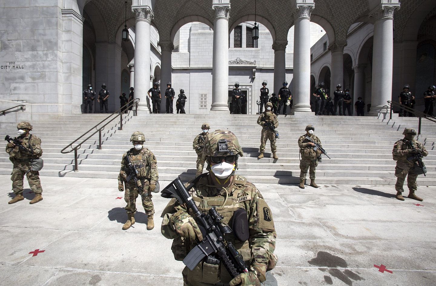 5月31日，加州国民警卫队在洛杉矶市政厅布防。（AP）