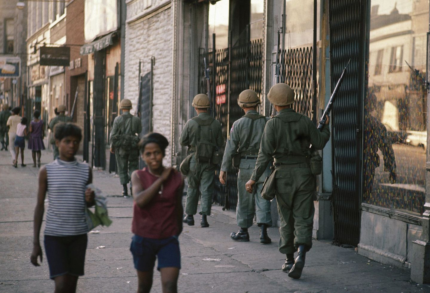 国民警卫队历史上曾多次被派遣协助警察执法。图为1968年，民权领袖马丁路德金被暗杀后引发骚乱及暴力事件，数名国民警卫队成员在芝加哥市区巡逻。（Getty Images）