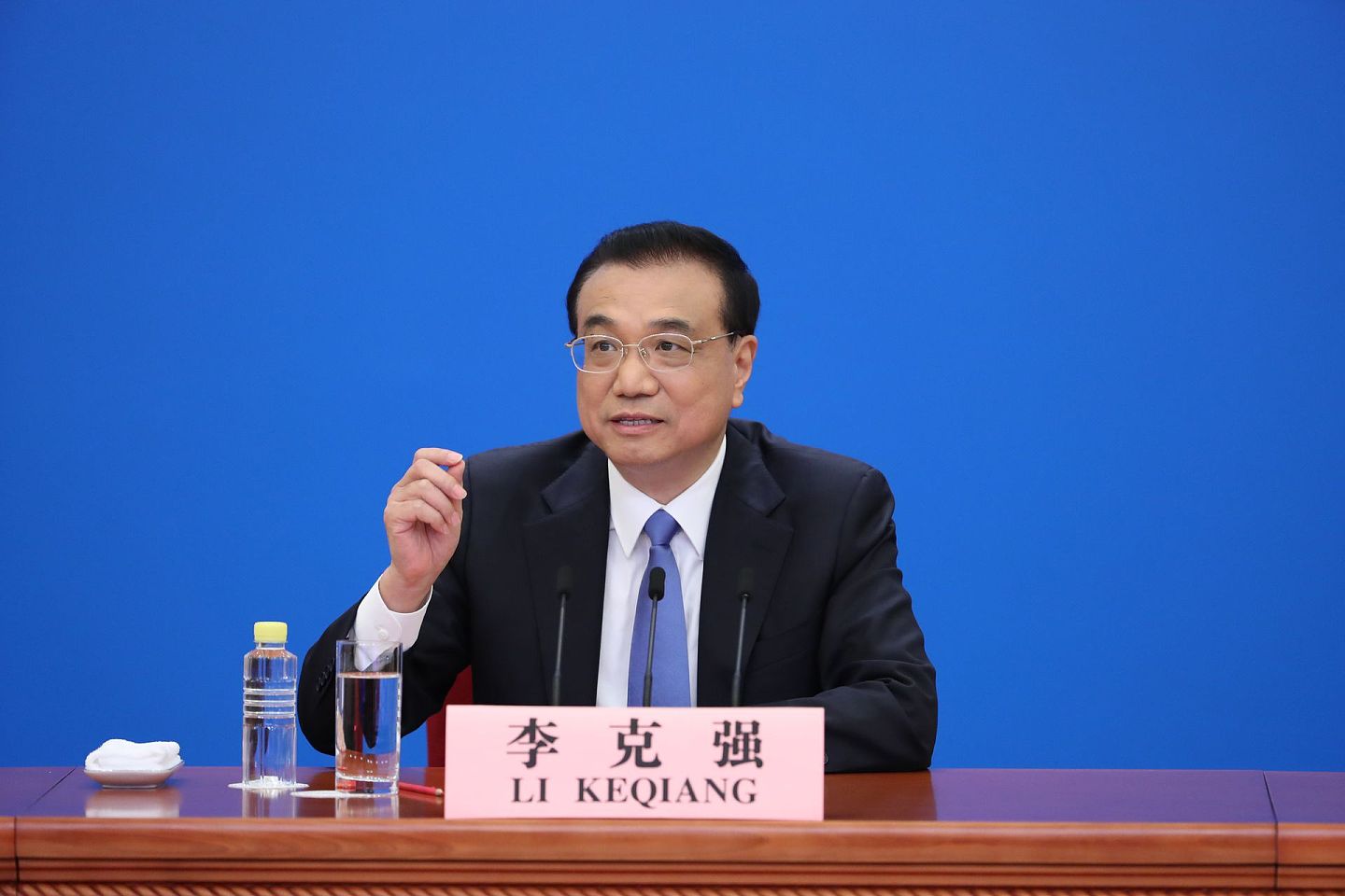 5月28日，中国国务院总理李克强在北京人民大会堂出席记者会，并回答中外记者提问。（新华社）