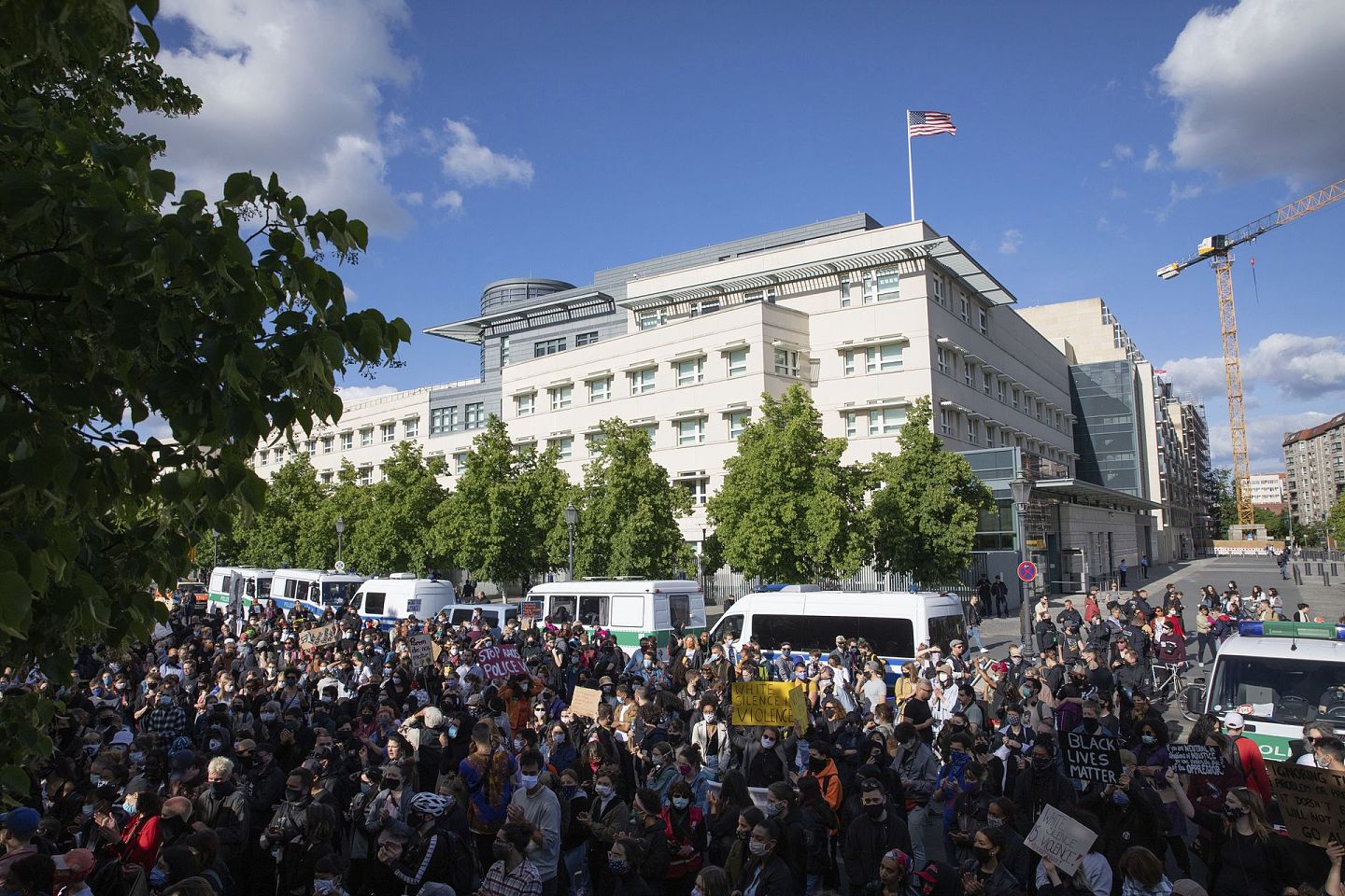 2020年5月30日，一场反对非裔美国人乔治·弗洛伊德被白人警察暴力杀害的集会的参与者聚集在美国大使馆前。（ AP)