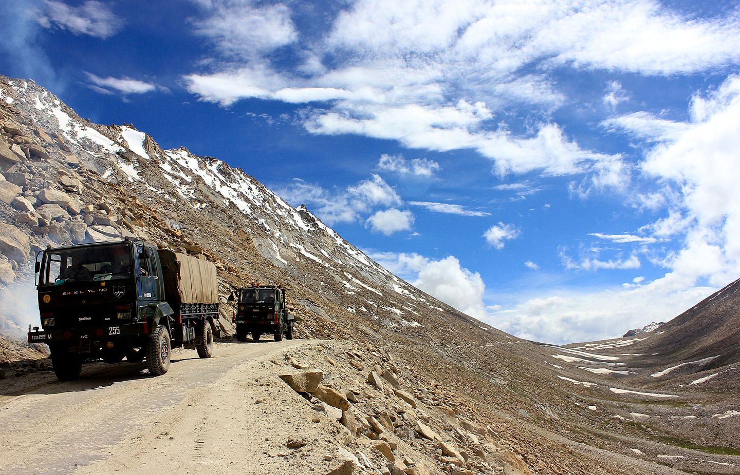 目前拉达克处于印度、巴基斯坦和中国控制之中。图为2012年8月5日，一支印度军方车队前往中印边境拉达克地区。（Getty）