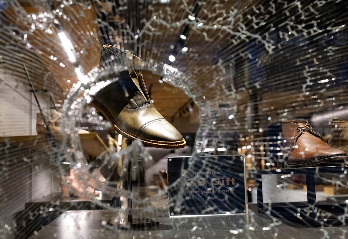 纽约曼克顿一家百货公司陈列窗遭到破坏。（美联社）