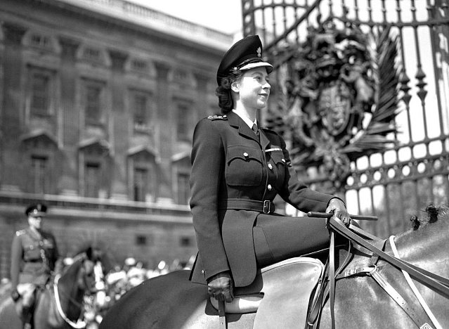 英国女王骑马亮相: 光靠赛马,她就赢了6249万，多年来热衷骑马、养马、赛马(组图) - 12