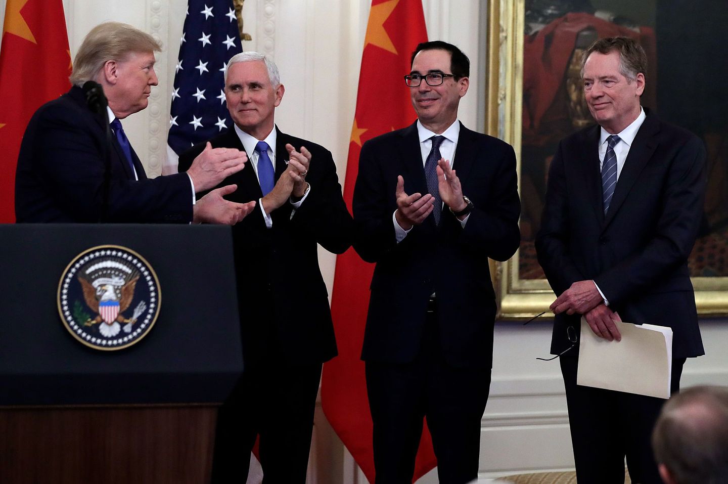 2020年1月15日，在与中国副总理刘鹤签署贸易协定之前，美国总统特朗普向副总统彭斯、财政部长努钦和美国贸易代表莱特希泽表达感谢。（AP）