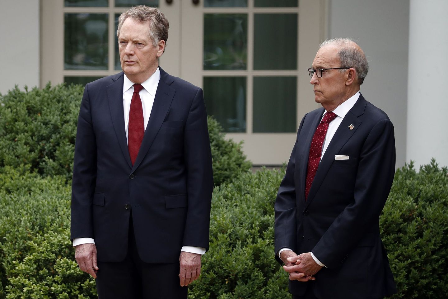 2020年5月29日，美国贸易代表莱特希泽和白宫首席经济顾问库德洛在白宫玫瑰园聆听美国总统特朗普的讲话。莱特希泽和库德洛认为目前中美协议执行得很好。（AP）