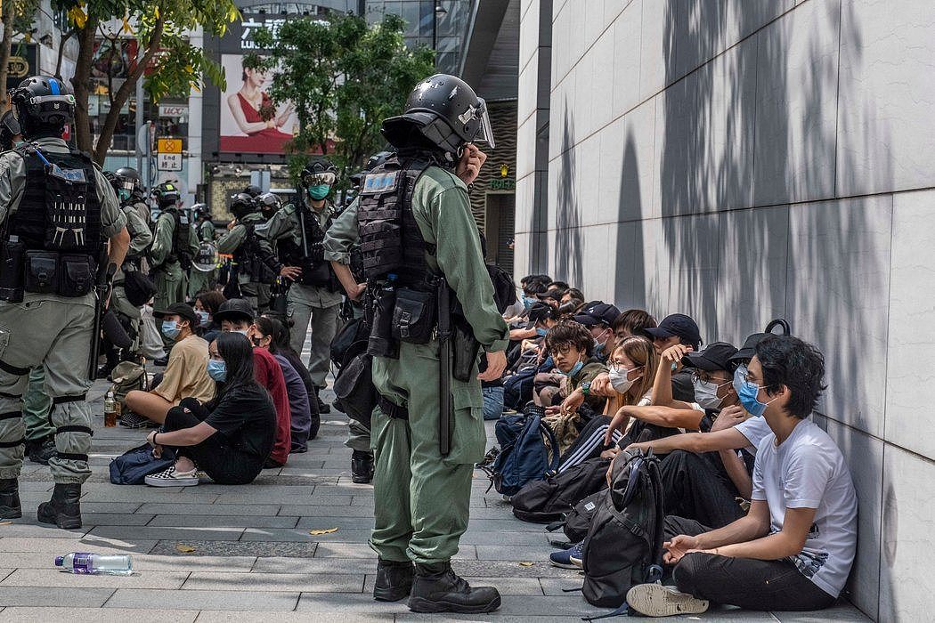 上周，抗议者在香港铜锣湾举行抗议活动。反国安法的零星抗议遭到了警方的强烈回应。