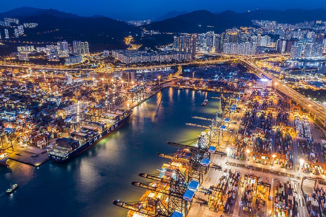 香港最繁忙的港口设施之一：香港葵青货柜码头。