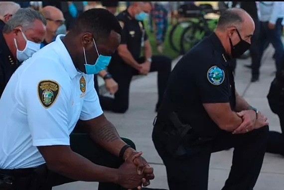 全美骚乱持续，市长下跪，警察“反戈”，不少家长带娃上街收拾骚乱残局…（组图） - 1