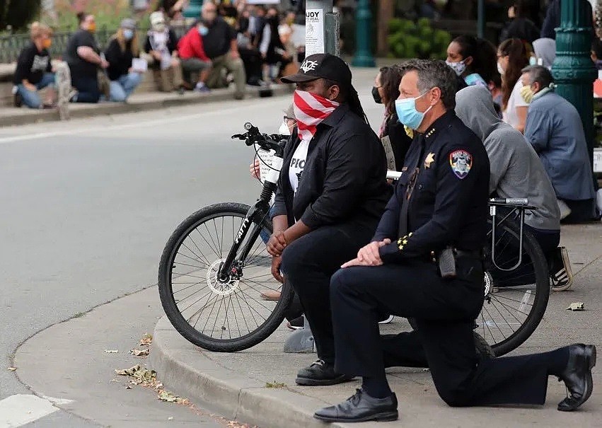 全美骚乱持续，市长下跪，警察“反戈”，不少家长带娃上街收拾骚乱残局…（组图） - 2