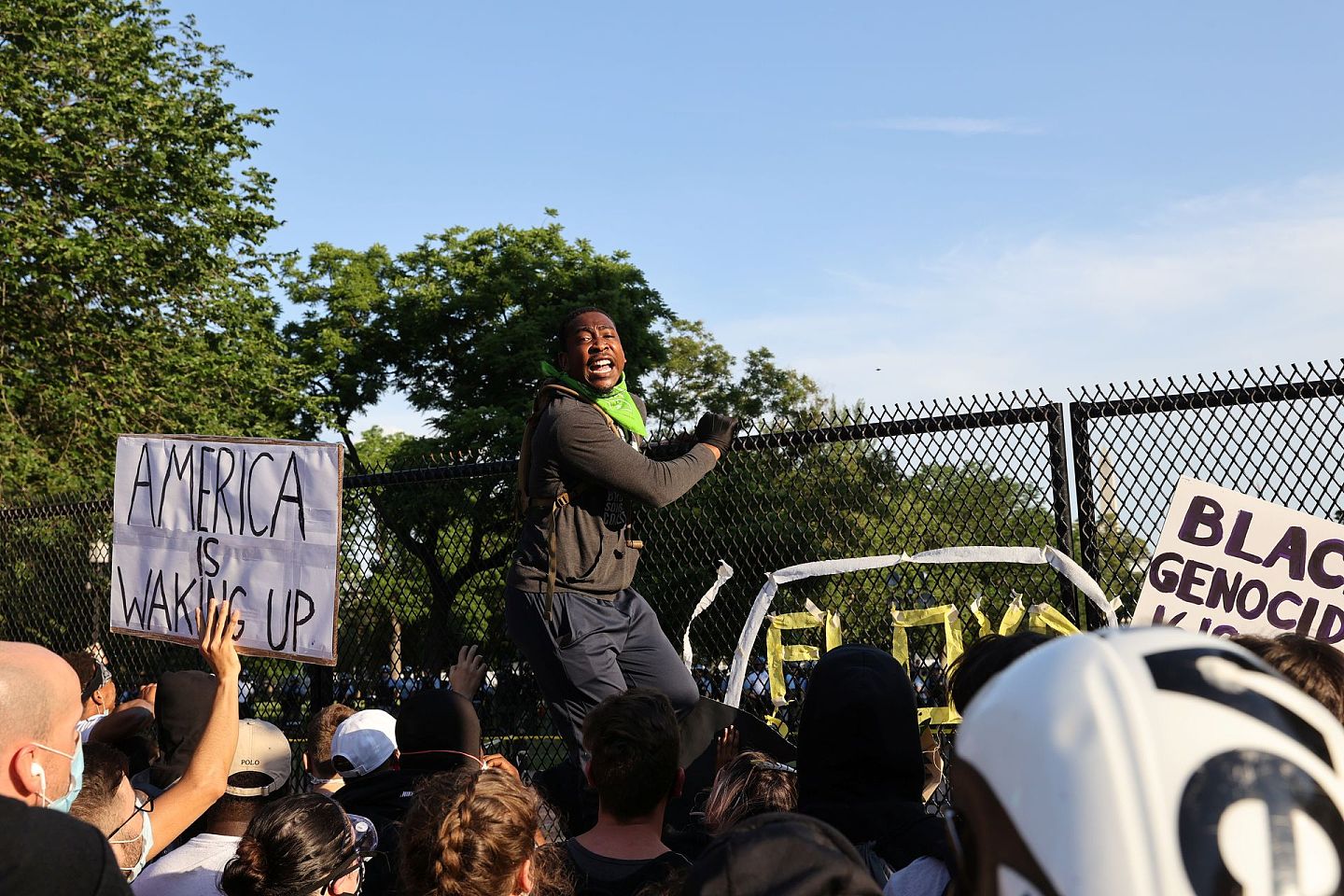 2020年6月2日，美国华盛顿一名示威者爬上白宫外拉斐特公园的围栏，抗议乔治·弗洛伊德被警察窒息而死。（Reuters）
