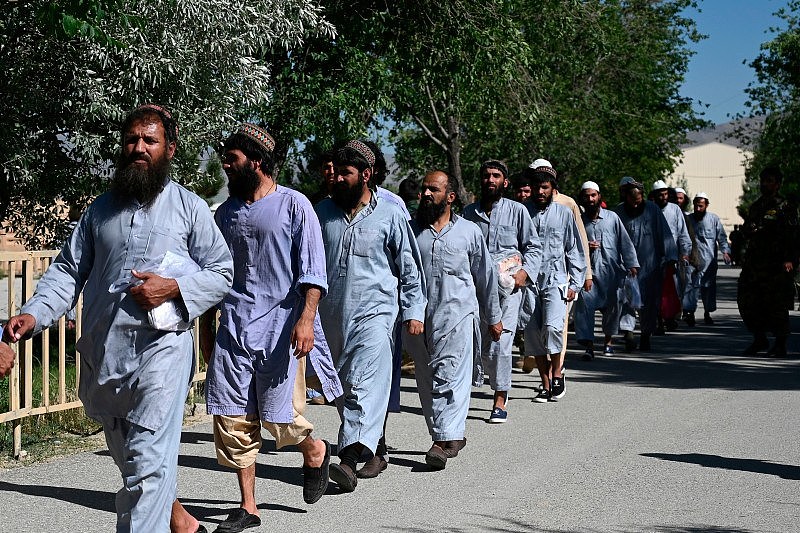塔利班囚犯于5月26日从喀布尔附近的巴格拉姆监狱获释期间排队等候。